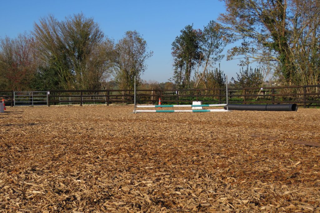 terrain d'equitation avec du sol amortissant equestre 100% naturel