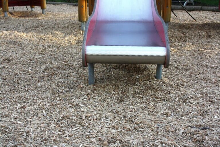 Revêtement amortissant en copeaux de bois pour aire de jeux